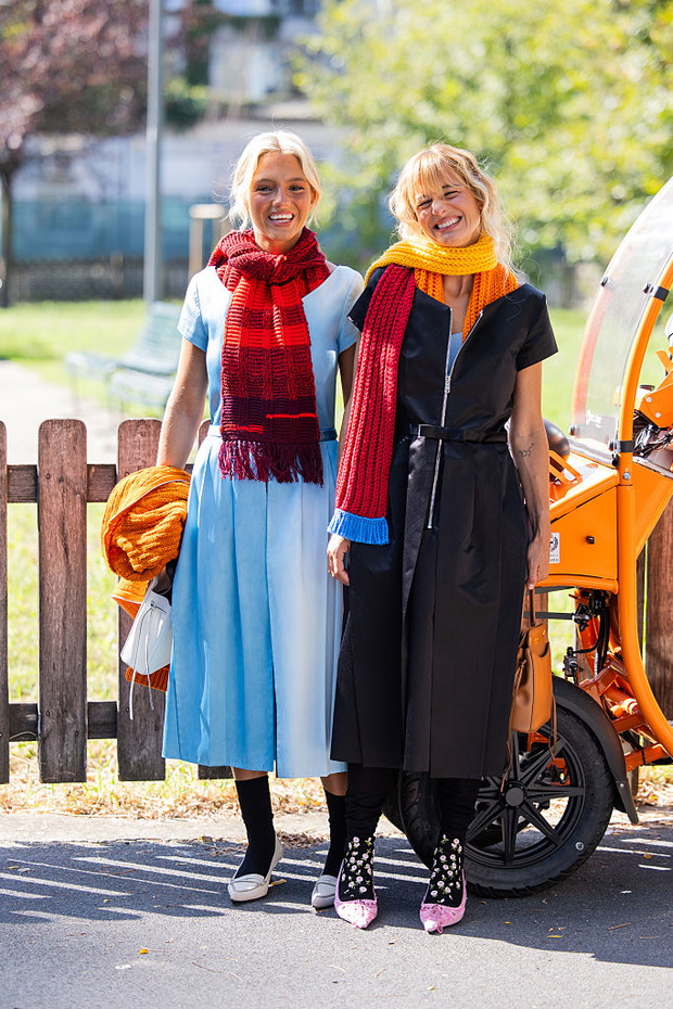 Striped scarf to trend na jesień 2026. Szalik w paski ożywi płaszcz