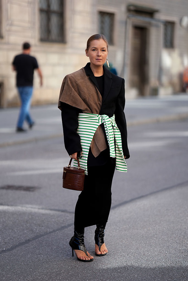 Striped scarf to trend na jesień 2026. Szalik w paski ożywi płaszcz