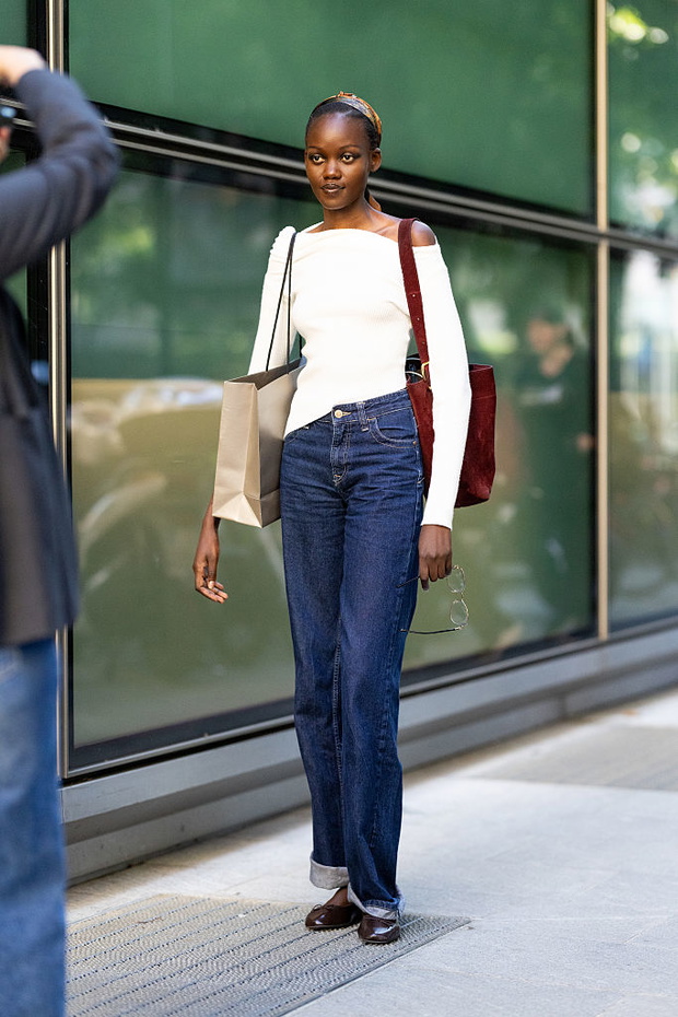 Wełniany top z H&M ma modny dekolt boat neck. Idealny na jesień 2026