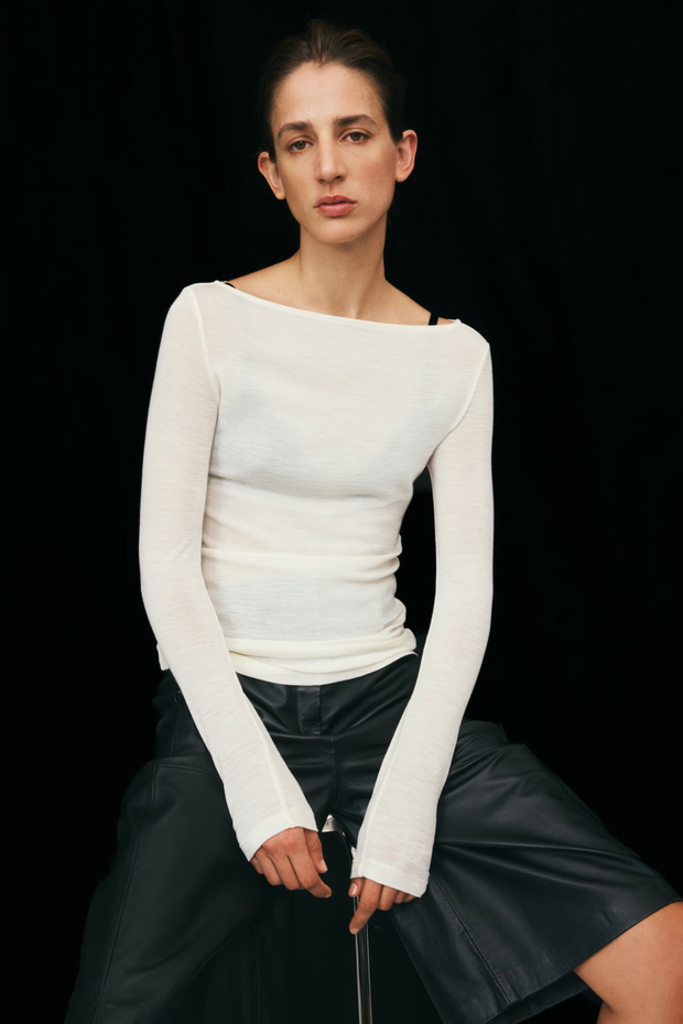 Wełniany top z H&M ma modny dekolt boat neck. Idealny na jesień 2026