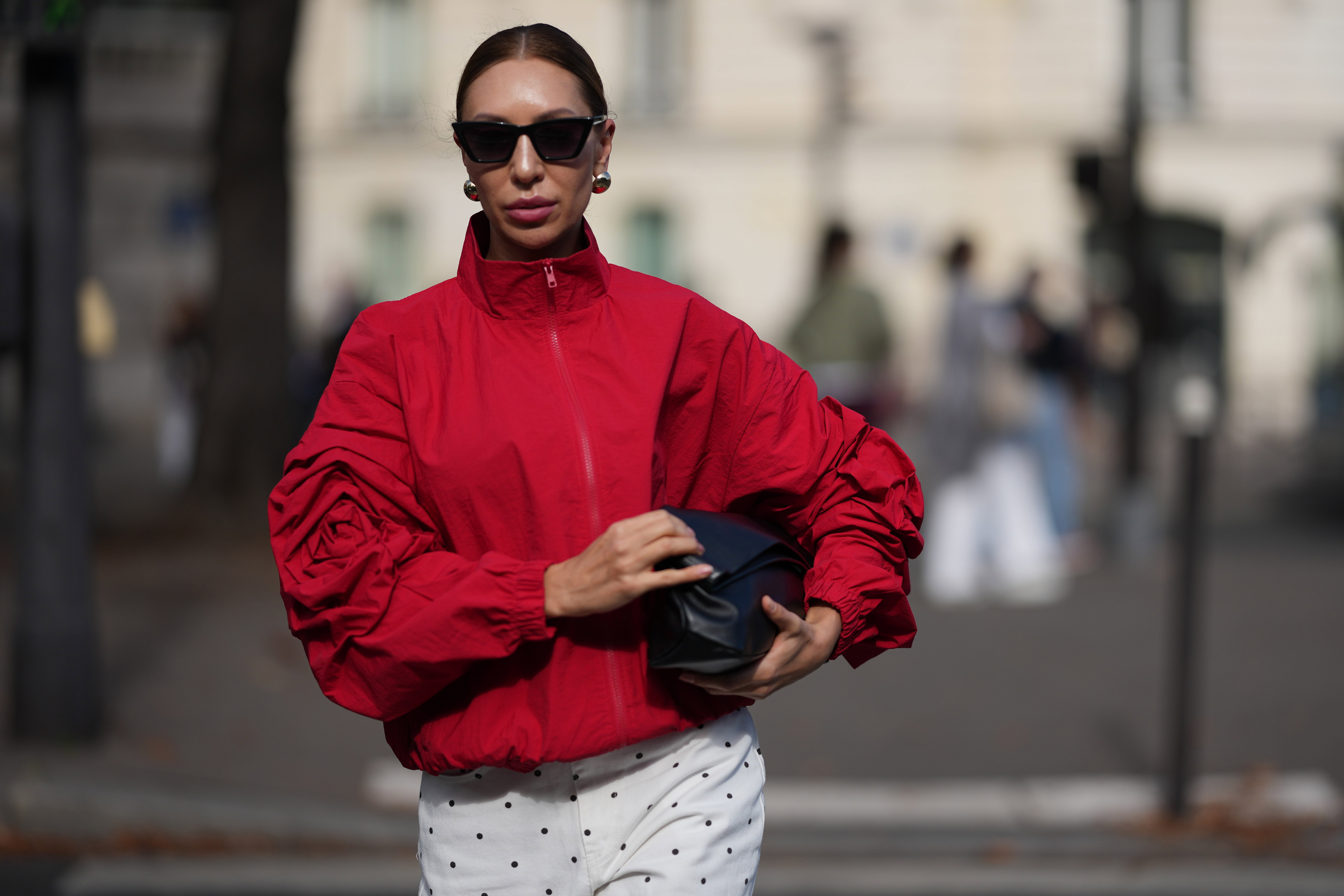 Czerwona kurtka z Reserved wpisuje się w trend pop of red na jesień 2026