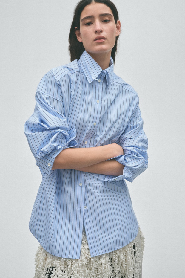 Koszula z H&M wpisuje się w trend preppy chic na jesień 2026