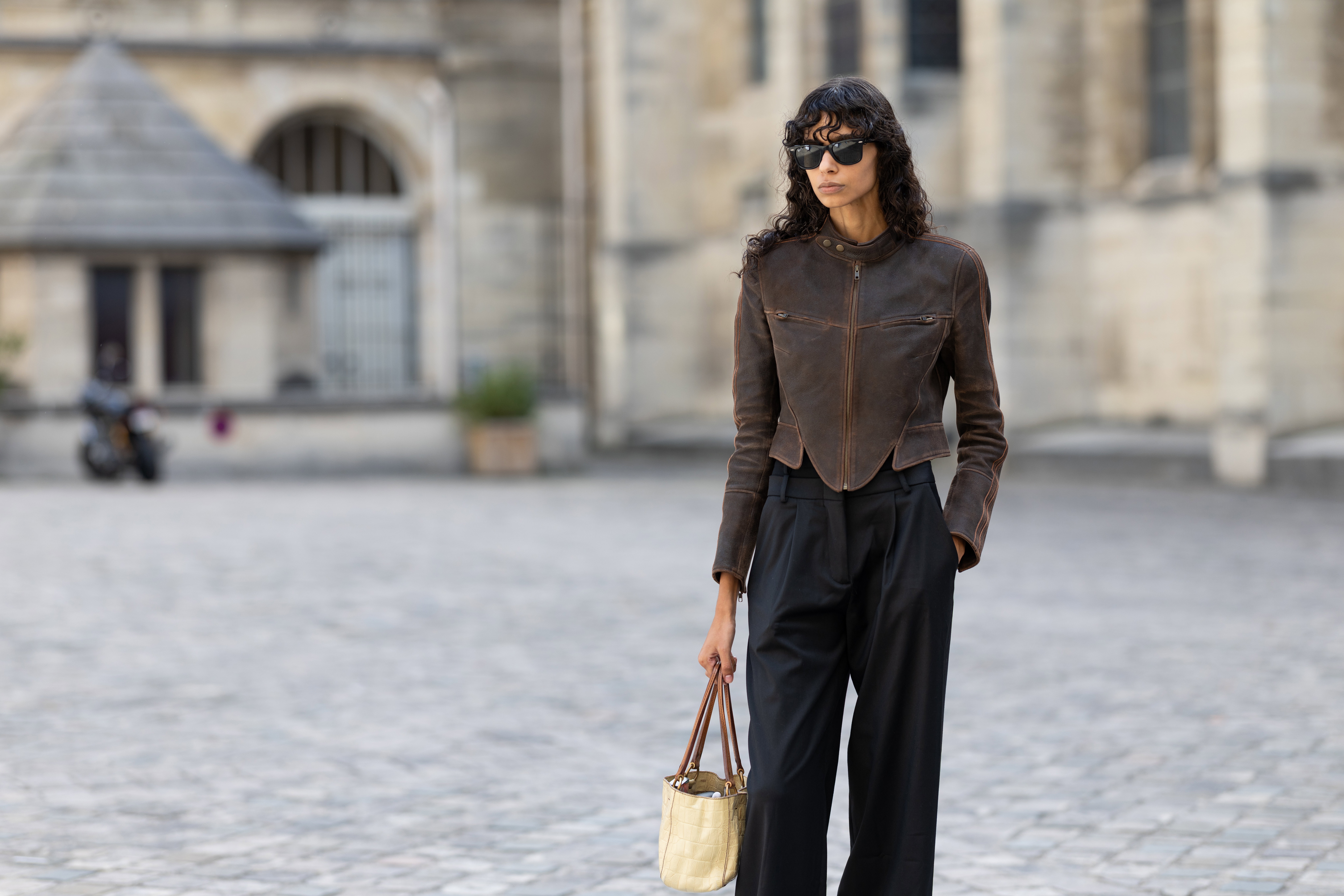 „Pleated trousers” wracają w luźniejszej wersji