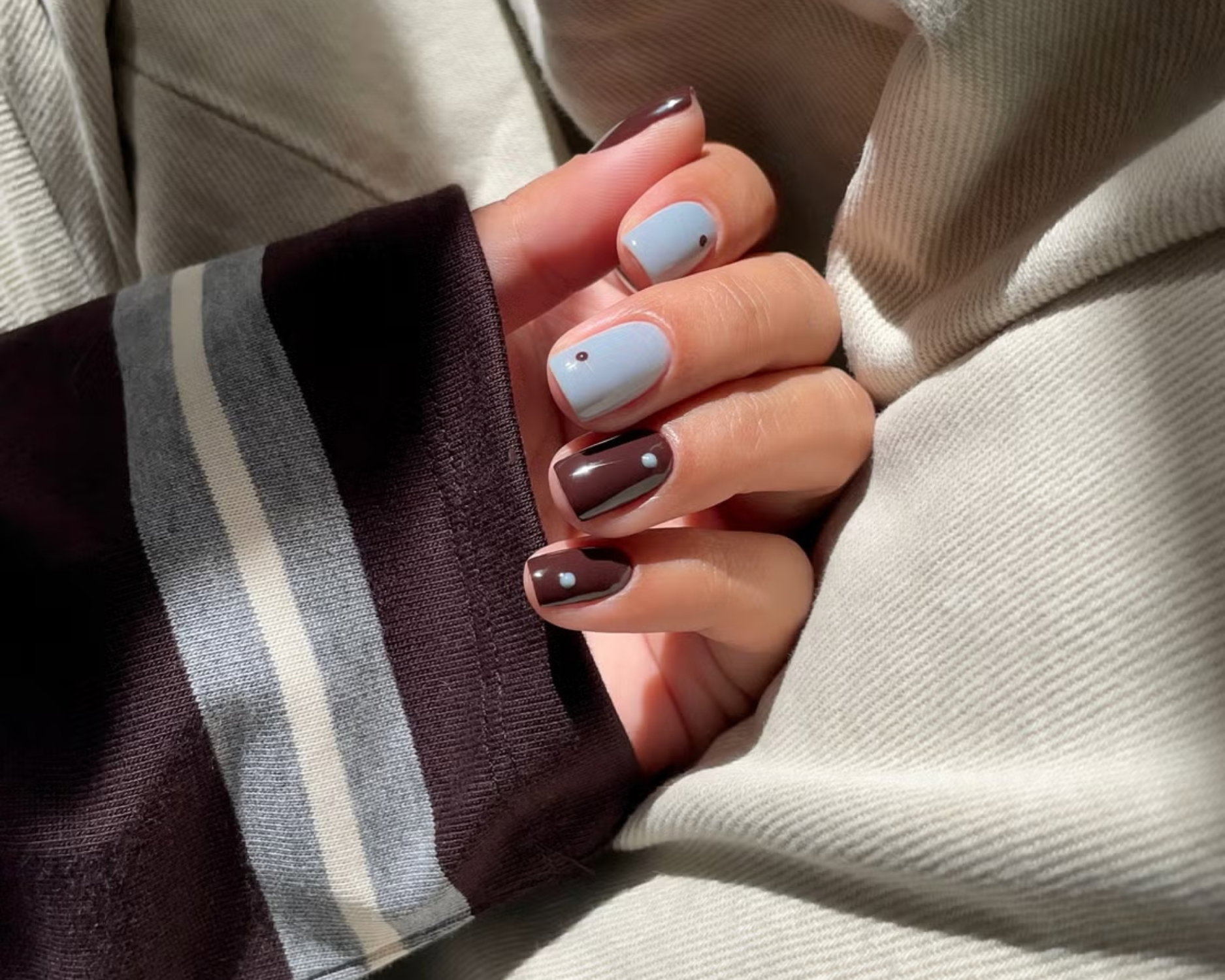 15 inspiracji na krótki manicure na jesień 2026