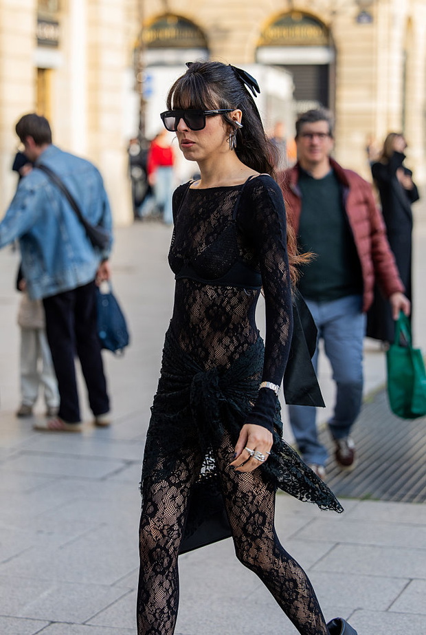 Czarna sukienka z H&M wpisuje się w trend coven dressing na jesień 2026