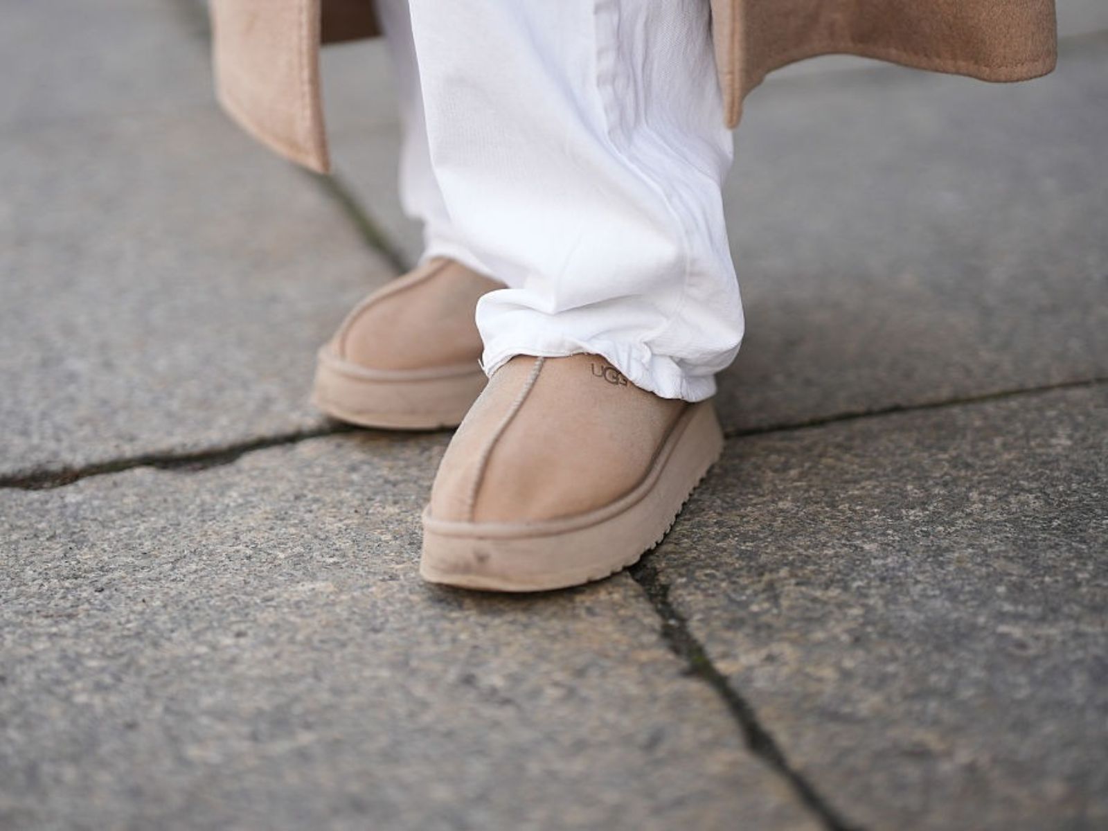 JW Anderson reinterpretuje kultowe fasony UGG w nowej kolaboracji na jesień 2026. Ocieplane „loafer-mules” już są w sprzedaży