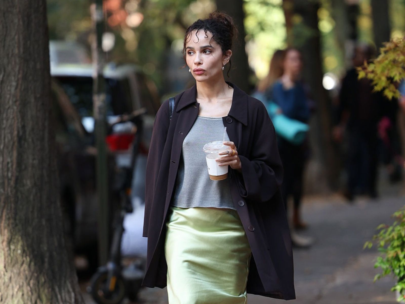 Jednorzędowy płaszcz "prune mûre" w stylu Zoë Kravitz to nowa konkurencja dla beżowego trencza. Ideał do jesiennej spódnicy midi