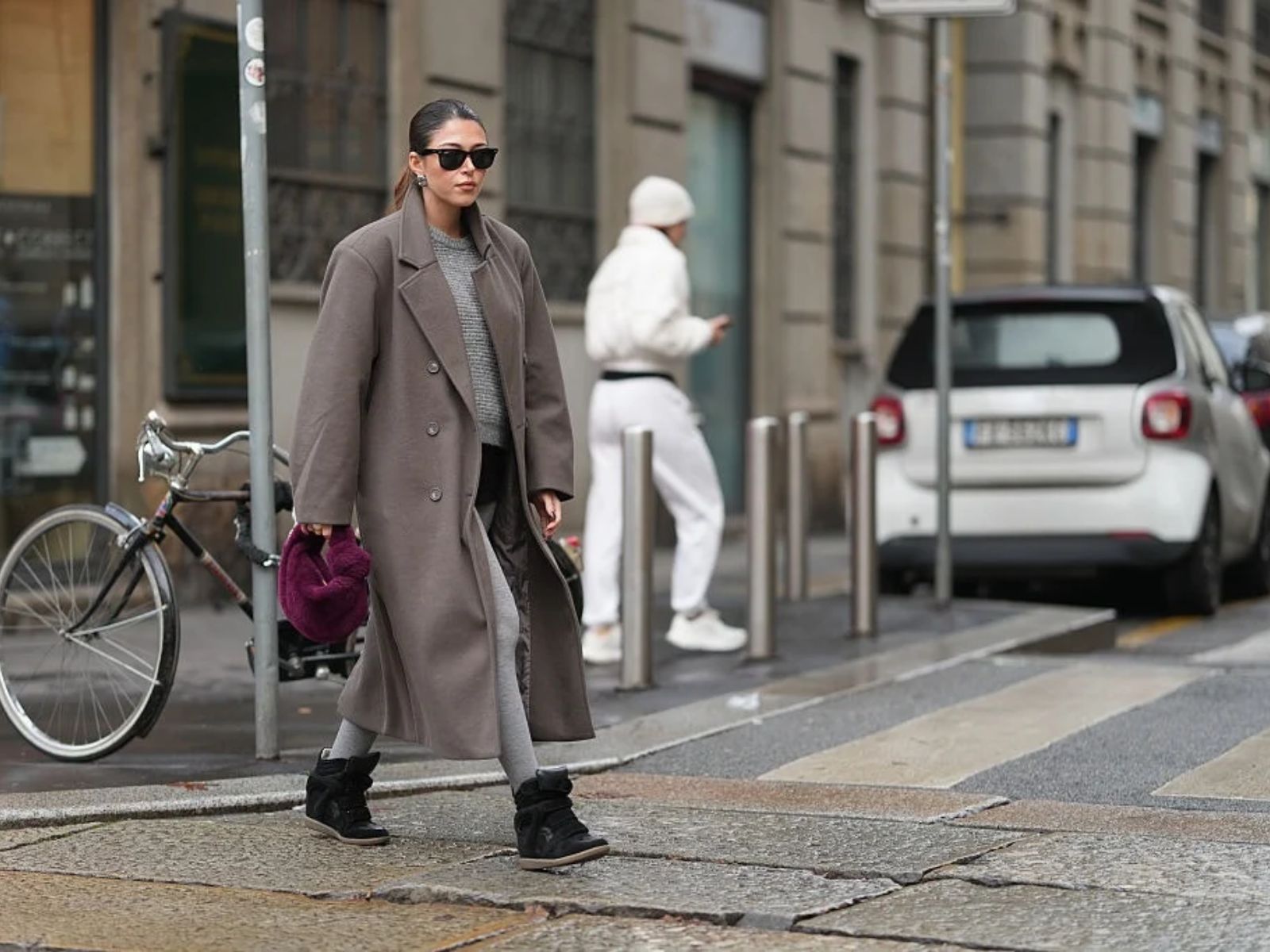 To jeden z najbardziej „kontrowersyjnych” mikrotrendow na jesień 2026. „Wedge sneakers” znów są hitem