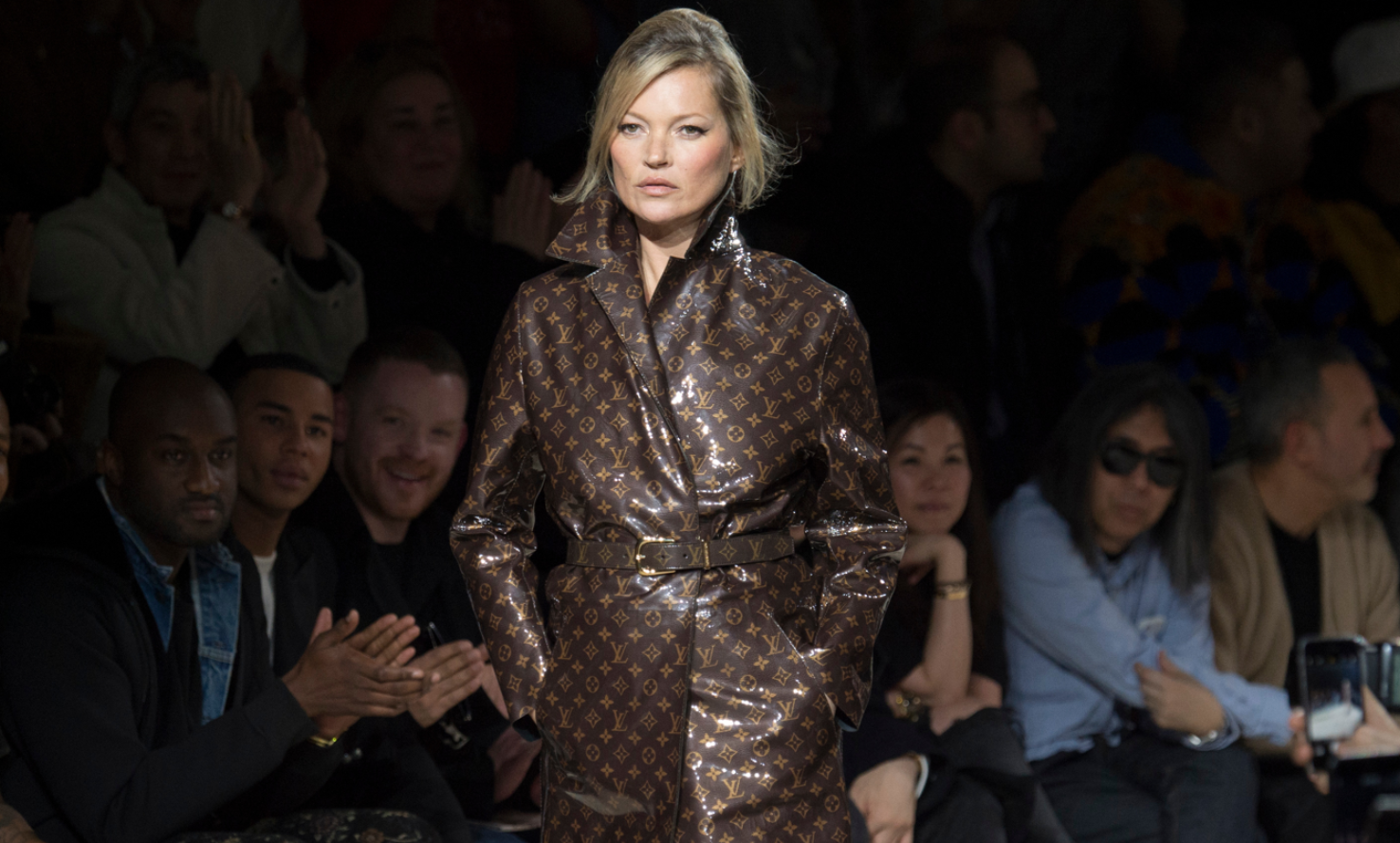 10 lat temu nosiła je Kate Moss. Wysokie kozaki "Snake skin boots" znów są "in". Podpowiem wam, jak stylizować je zimą 2026/2027