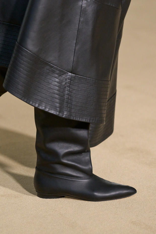 Minimalistyczne kozaki na płaskiej podeszwie