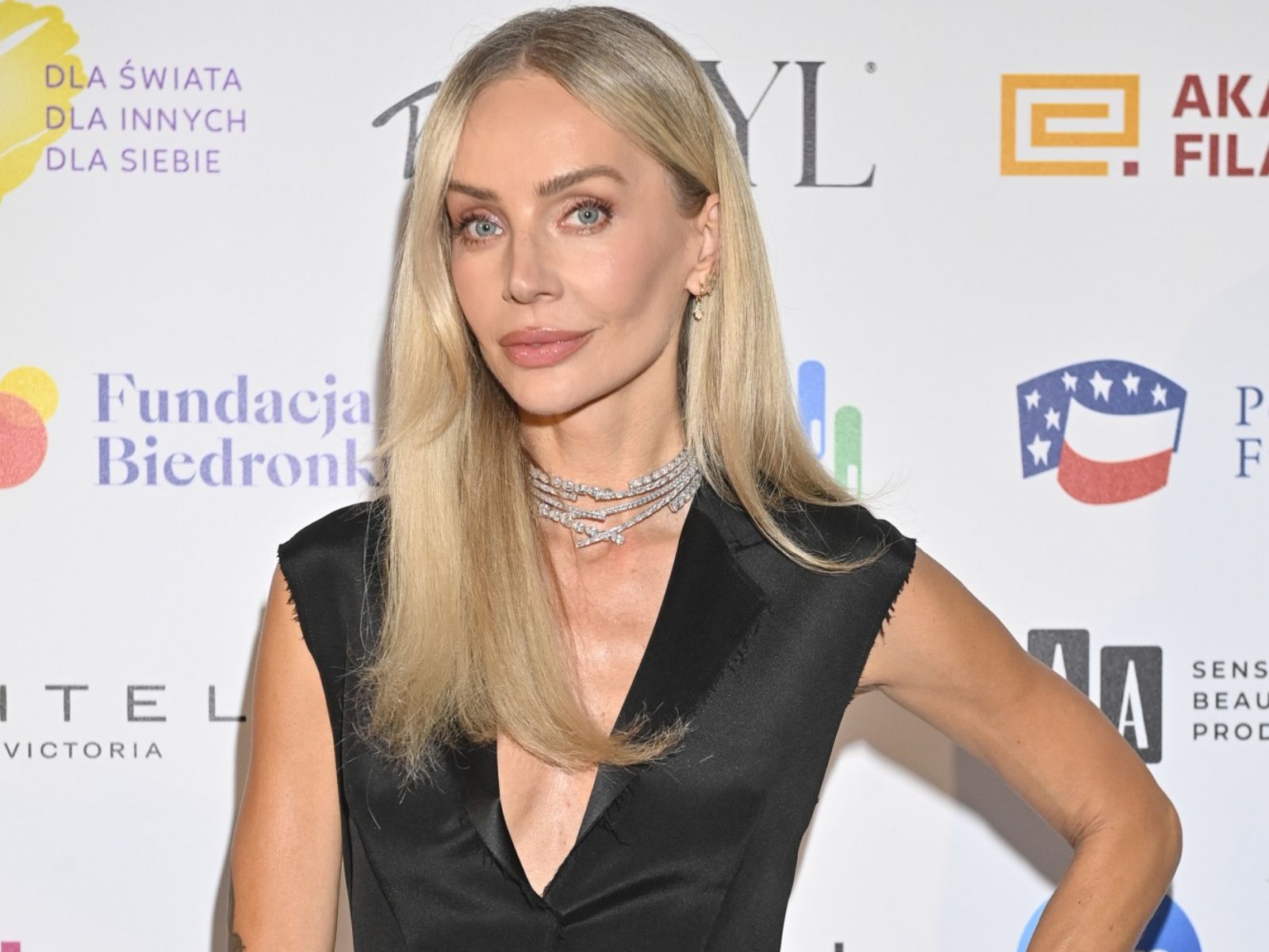 Agnieszka Woźniak-Starak stawia na kozaki „flared heel” z kwadratowym noskiem. Optycznie wyszczuplają łydkę i dają „second skin effect”