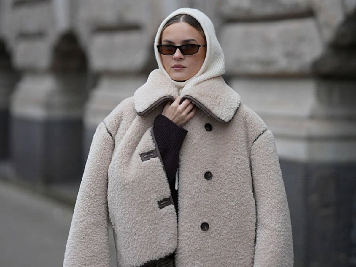 Kurtka "tedy jacket" z H&M ma kolor "Truffle". Na sezon jesień-zima 2026 jest ideałem w duchu "scandi"