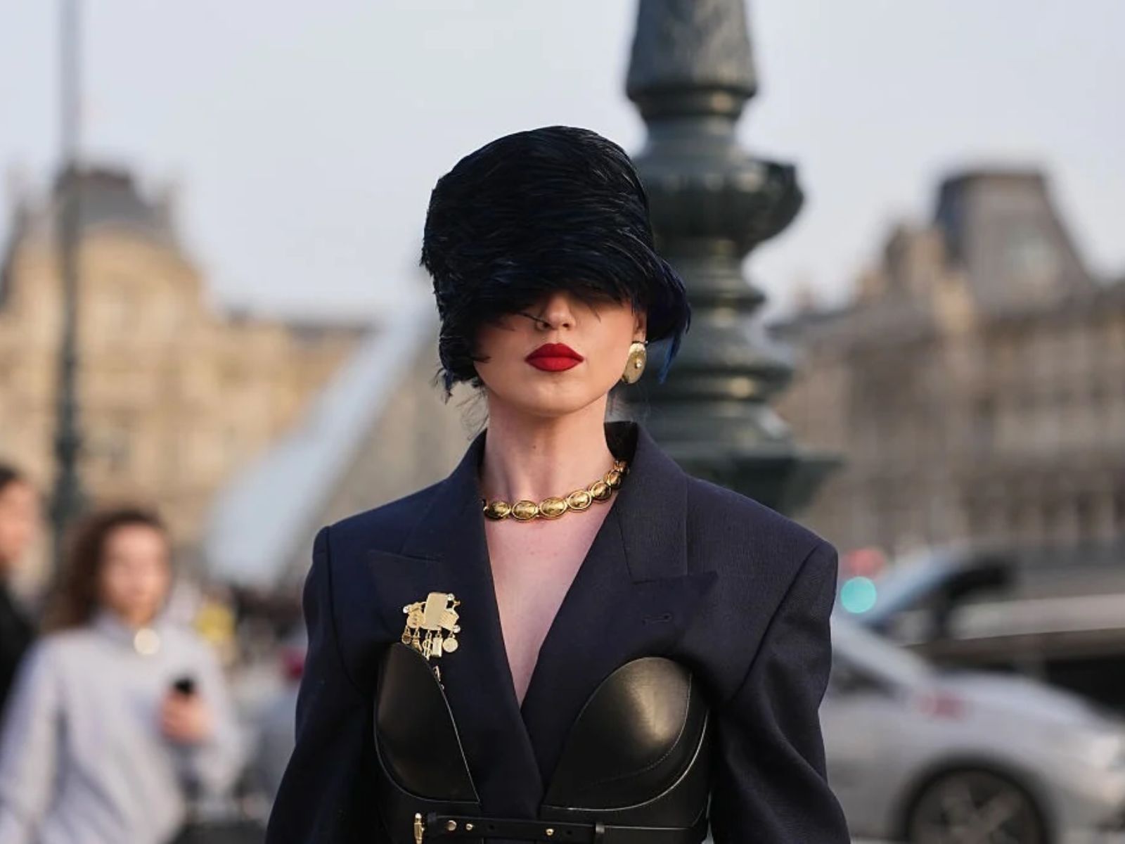 Paryżanki zamieniają toczki pillbox na „cloche hats” w stylu lat 20. W COS znalazłam klasyczny model z parzonej wełny