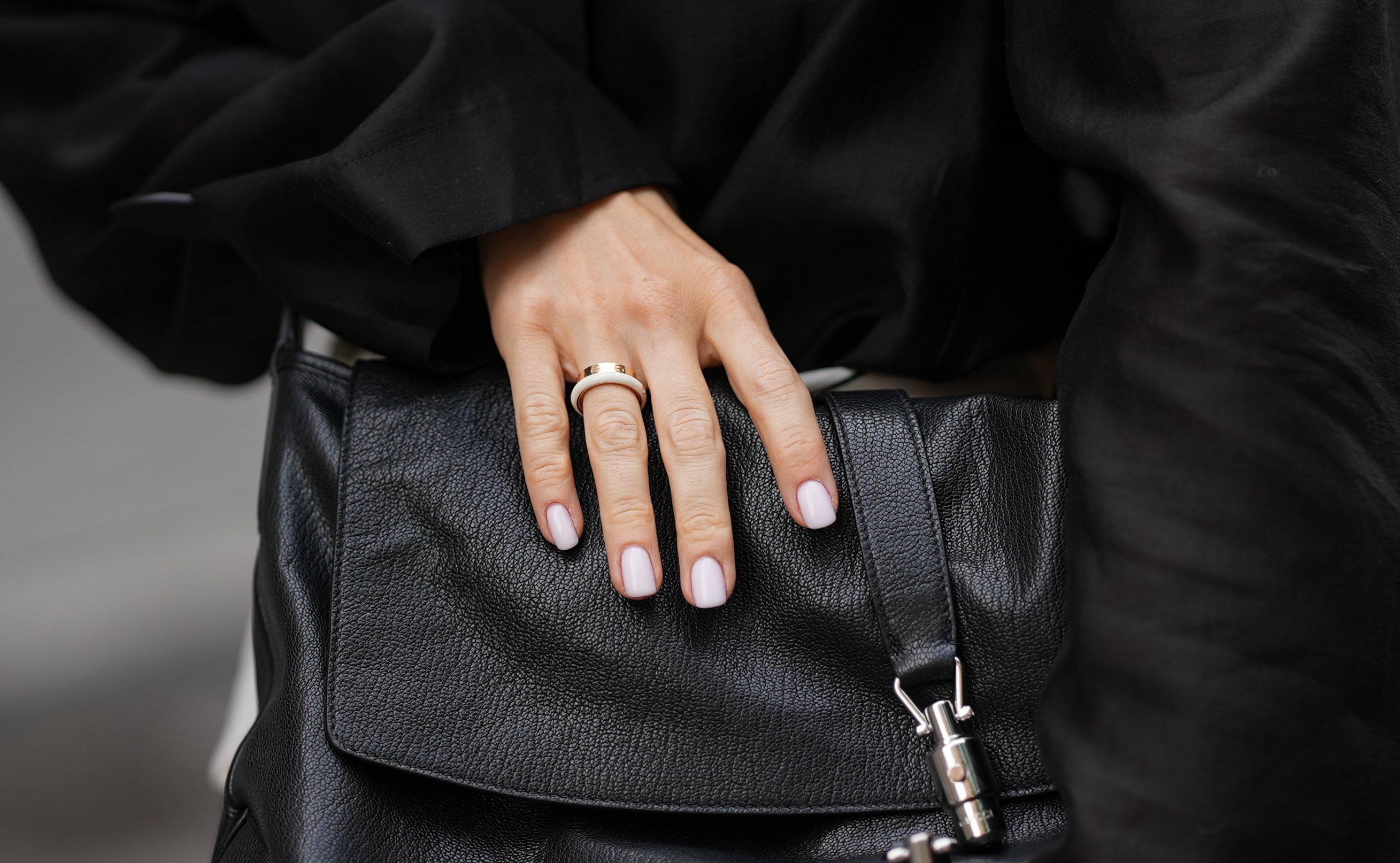 „Silky snow manicure” - modne paznokcie na zimę 2026/27