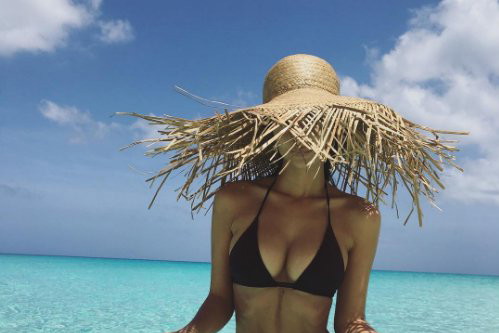 Emily Ratajkowsky i jej sposoby na jędrny biust