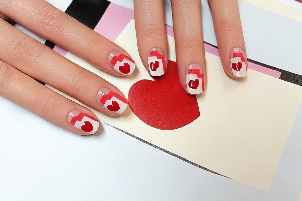 5graphic-heart-nail-art-DIY-looks-impressive-surprisingly