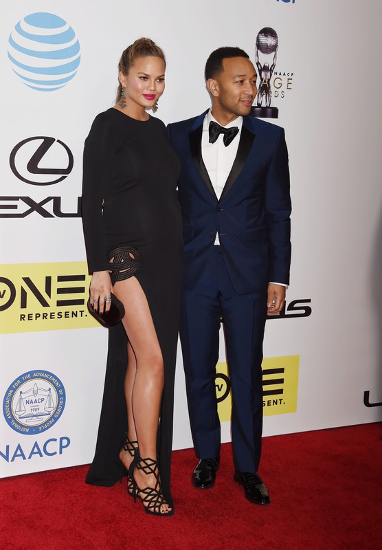 Chrissy Teigen w ciążowych stylizacjach / fot. East News
