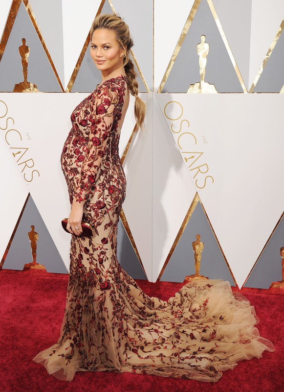 Chrissy Teigen w ciążowych stylizacjach / fot. East News