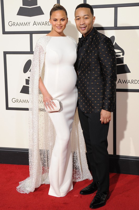 Chrissy Teigen w ciążowych stylizacjach / fot. East News