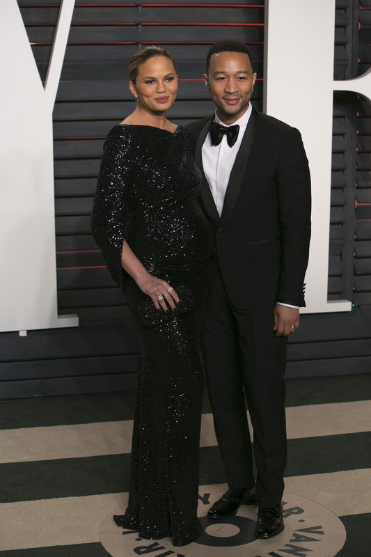 Chrissy Teigen w ciążowych stylizacjach / fot. East News