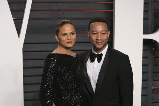 Chrissy Teigen w ciążowych stylizacjach / fot. East News