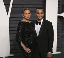 Chrissy Teigen w ciążowych stylizacjach / fot. East News