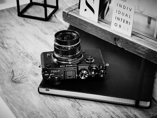 OLYMPUS PEN-F_Still_Book