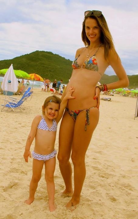 Alessandra Ambrosio i James Mazur mają już dwoje dzieci. Para ogłosiła, że spodziewają się drugiego maleństwa poprzez to zdjęcie na Facebooku. Ambrosio napisała, że ona, Jamie i ich córka Anja nie mogą sięjuż doczekać powiększenia rodziny, które miało być