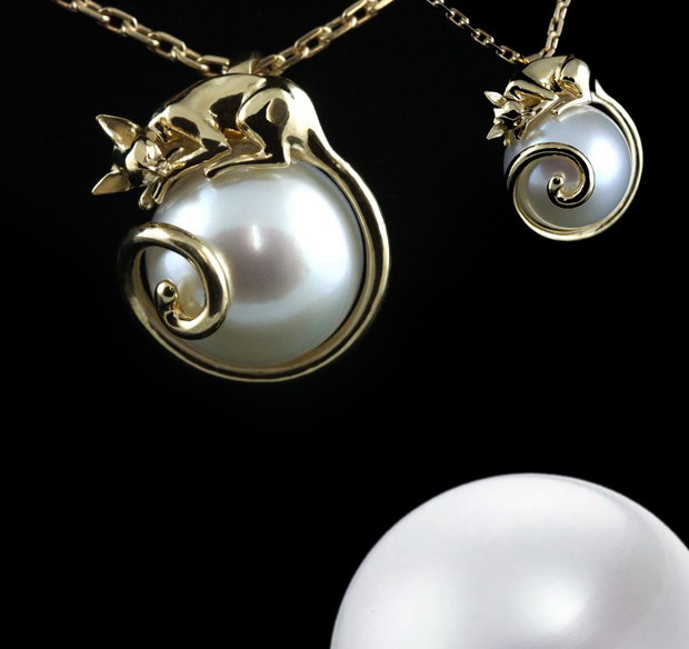 Sleeping Cat Pendant 18k gold with pearl