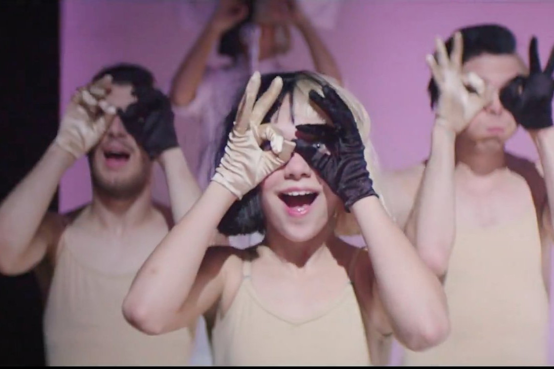 Maddie-Ziegler-w-klipie-SIA-2