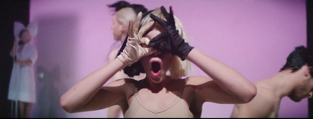 Maddie-Ziegler-w-klipie-SIA-1