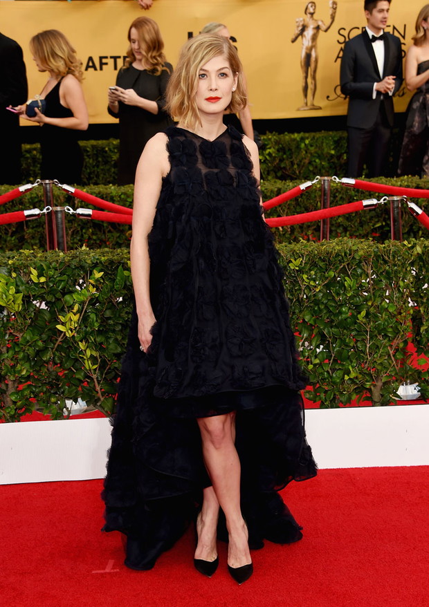 rosamund-pike-sag-awards-red-carpet-2015