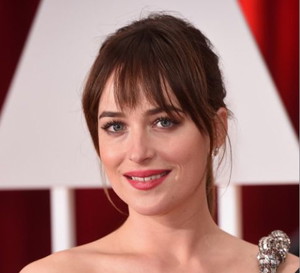 oscary-2015-makijaz-i-fryzury-gwiazd-dakota-johnson-fot-east-news