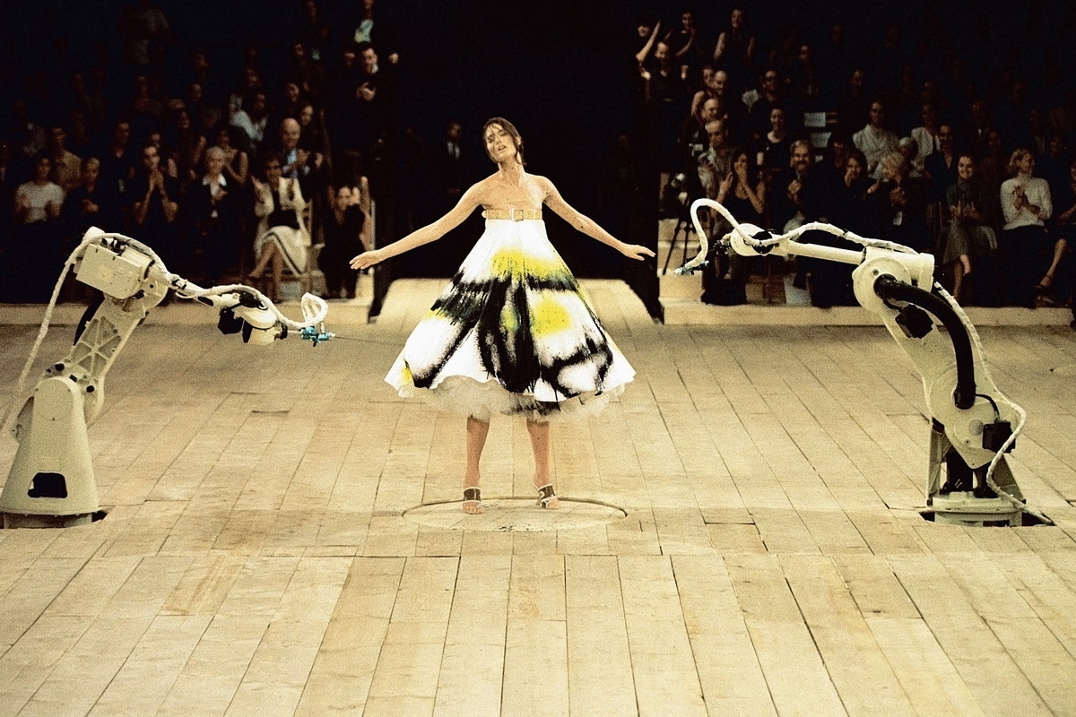 3._Spray_painted_dress_No._13_SS_1999_model_-_Shalom_Harlow._Image_-_Catwalking.