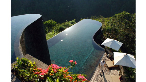54bbd2c423fb7_-_hbz-uk-pools-syn-hanging-gardens-ubd-95646500