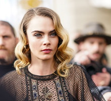 Street Style - Paris Fashion Week - Womenswear Fall/Winter 2020/2021 : Day Two
