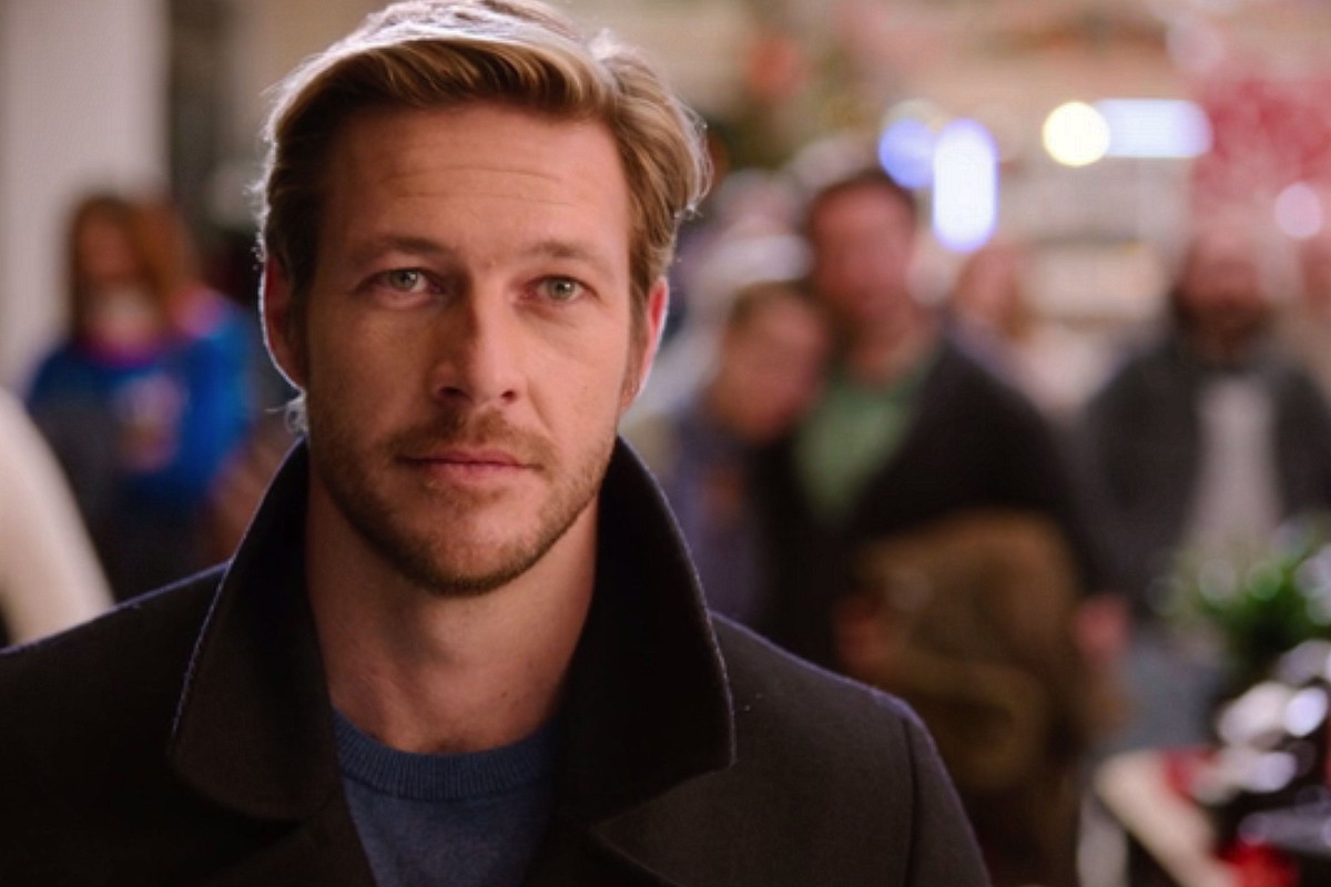 Kim jest Luke Bracey, czyli Jackson z komedii romantycznej „Randki od święta”?