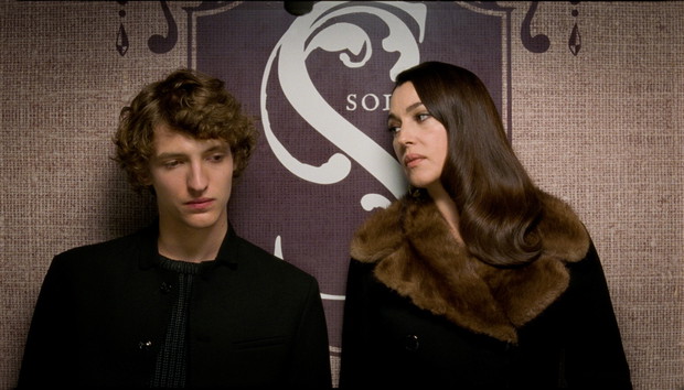 Monica Bellucci jako blondynka w filmie Ville-Marie