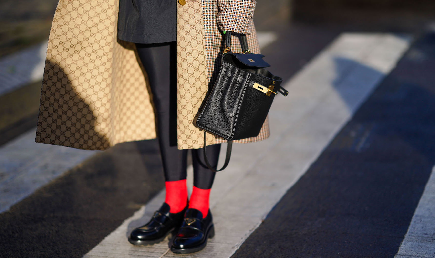 Street Style  - Paris Fashion Week - Womenswear Fall/Winter 2020/2021 : Day Six