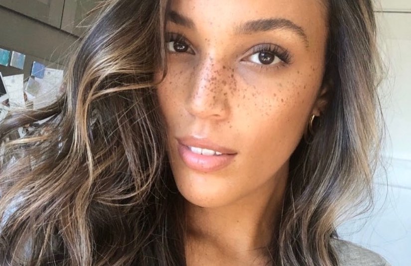 Smoky brunette to najmodniejszy kolor włosów dla brunetek. Tej wiosny jest absolutnym hitem!