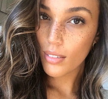 Smoky brunette to najmodniejszy kolor włosów dla brunetek. Tej wiosny jest absolutnym hitem!
