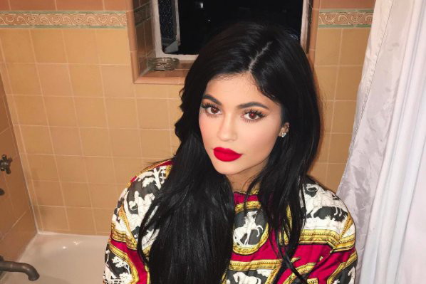 Fani narzekają na kosmetyki sprzedawane przez Kylie Jenner - "to oszustwo!"