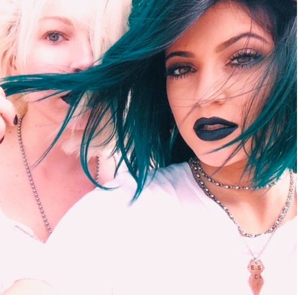 Fani narzekają na kosmetyki sprzedawane przez Kylie Jenner - to oszustwo!