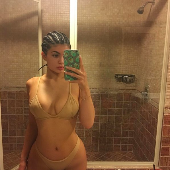 Fani narzekają na kosmetyki sprzedawane przez Kylie Jenner - to oszustwo!