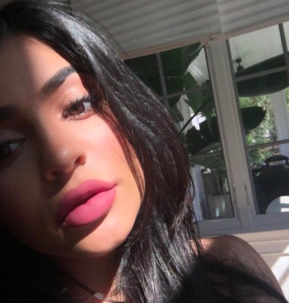 Fani narzekają na kosmetyki sprzedawane przez Kylie Jenner - to oszustwo!