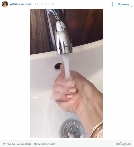 Kylie zwilża wodą swoją gąbkę Beautyblender Pro, aby łatwiej nałożyć puder.