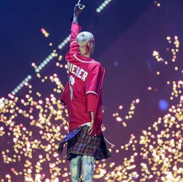 Ubrania z trasy koncertowej 'Purpose’ Justina Biebera w luksusowym sklepie Barneys