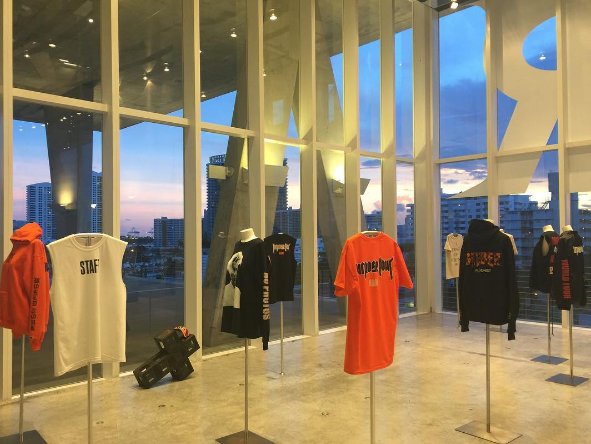 Ubrania z trasy koncertowej 'Purpose’ Justina Biebera w luksusowym sklepie Barneys