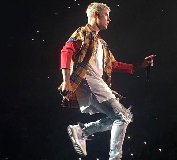 Ubrania z trasy koncertowej 'Purpose’ Justina Biebera w luksusowym sklepie Barneys