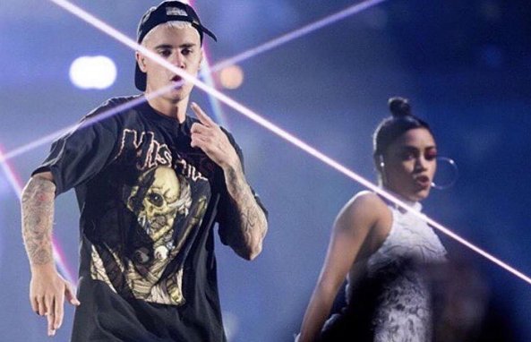 Ubrania z trasy koncertowej 'Purpose’ Justina Biebera w luksusowym sklepie Barneys